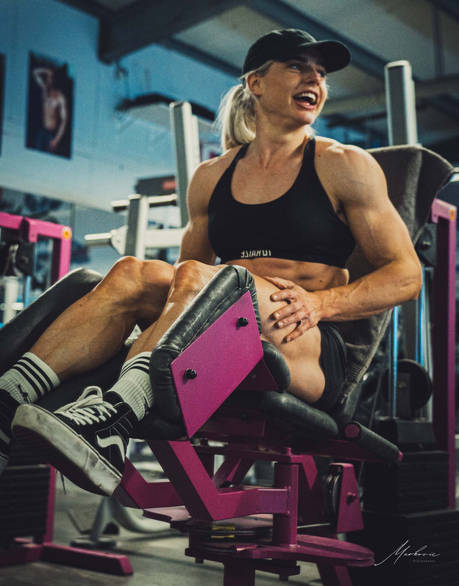Trainer trainiert im Fitnessstudio.
